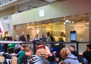 People outside of the Apple store